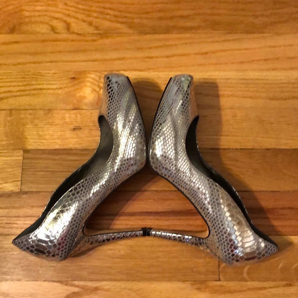 White House/Black Market Rece Snakeskin pumps - Picture 2 of 9